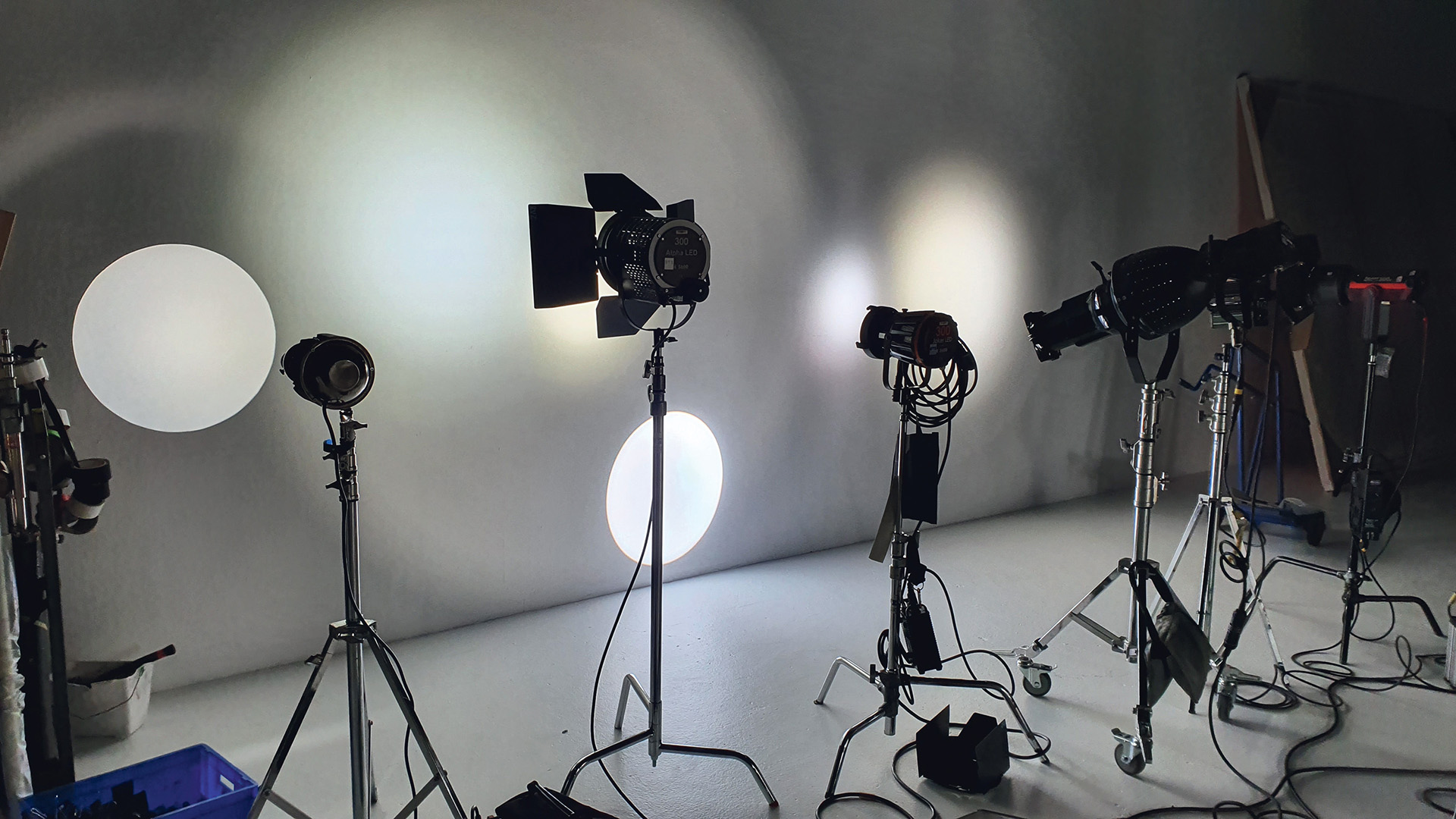 projecteur lumière spot éclairage studio plateau tv tournage fil